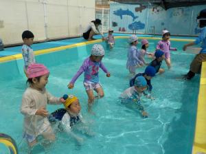 プールでたくさん動く子ども
