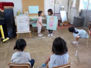 みんなにお話しをする子ども
