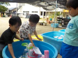 船を浮かべる子ども