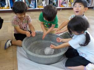 氷で遊ぶ子供