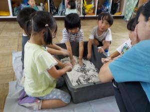 片栗粉で遊ぶ子供