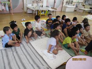 先生のお話を聞く子どもたち