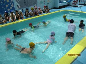 わにさん歩きをする子ども
