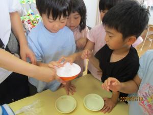 氷を触って楽しむ子ども