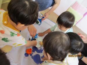 お部屋で色水遊びをする子ども