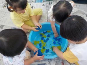 いろいろな感触遊びをする子ども