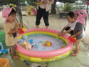 じょうろで遊ぶ子供