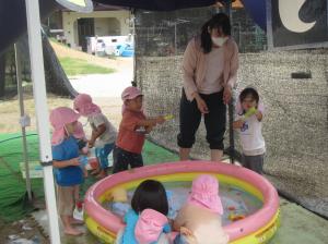 水鉄砲でねらう子ども