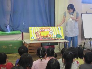絵本を見る子ども