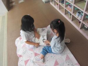 一緒に本を読む子ども
