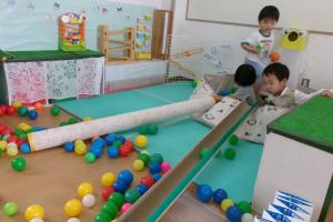 ボール転がしで遊ぶ子ども達