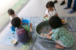 スーパーボールすくいをする子ども達