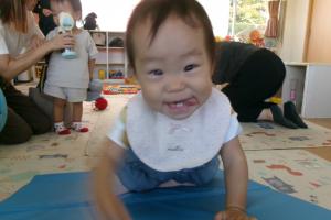 お山をのぼる0歳児