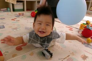 腹ばいをする0歳児