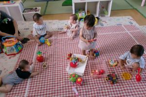自由に遊ぶ0歳児達