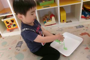 スライムで遊ぶ子ども