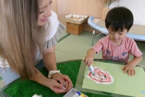 お絵かきをする子ども