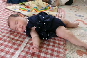 眠っている子ども