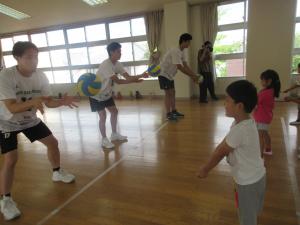 5歳児バレーボール教室の様子