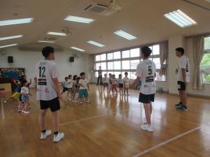 5歳児バレーボール教室を楽しむ様子