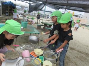 5歳児園庭で遊ぶ様子