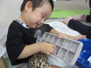 氷を一生懸命取っている
