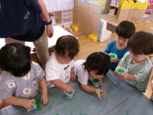 寒天遊びを楽しんでいる