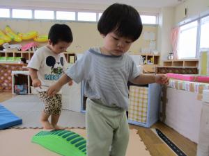 平均台を渡っている