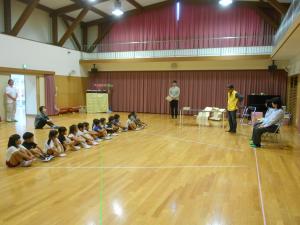 交通安全協会の方の話を聞いています
