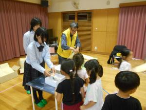 交通安全のプレゼントをもらっています