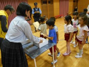 交通安全のプレゼントをもらっています