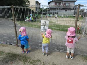 ３人で運動会の練習を見ている