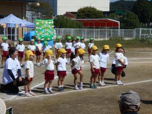 4歳児が並んでいます