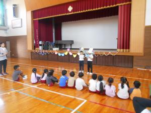 開会の言葉を聞いています