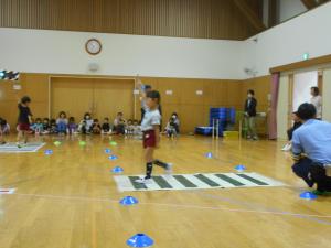 横断歩道を渡っています