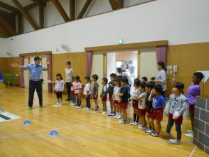 話を聞いている5歳児