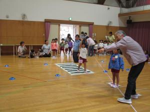 4歳児が渡っています