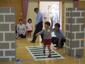 左右確認して渡っています