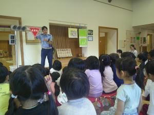 とまれの標識の話を聞いています