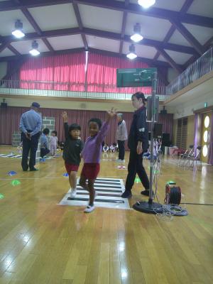 手を挙げて渡っています