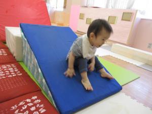 傾斜をすべり降りて遊んでいる