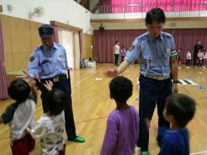警察の人にタッチしています