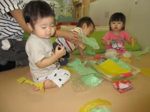 紙をちぎったり、袋に入れたり出したりして遊んでいる