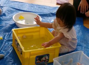 氷をさわっている