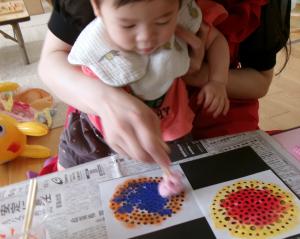 タンポを使って花火を作っている