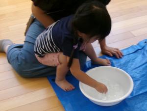 氷を触っている2歳児