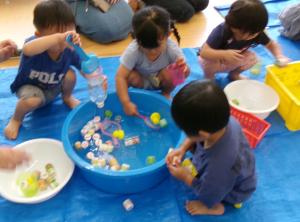 みんなですくって遊んでいる