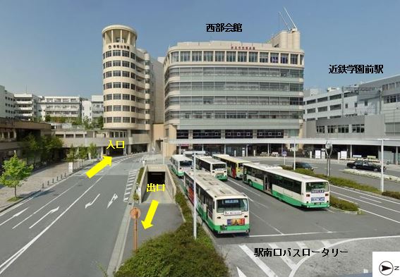 西部会館駐車場出入口写真