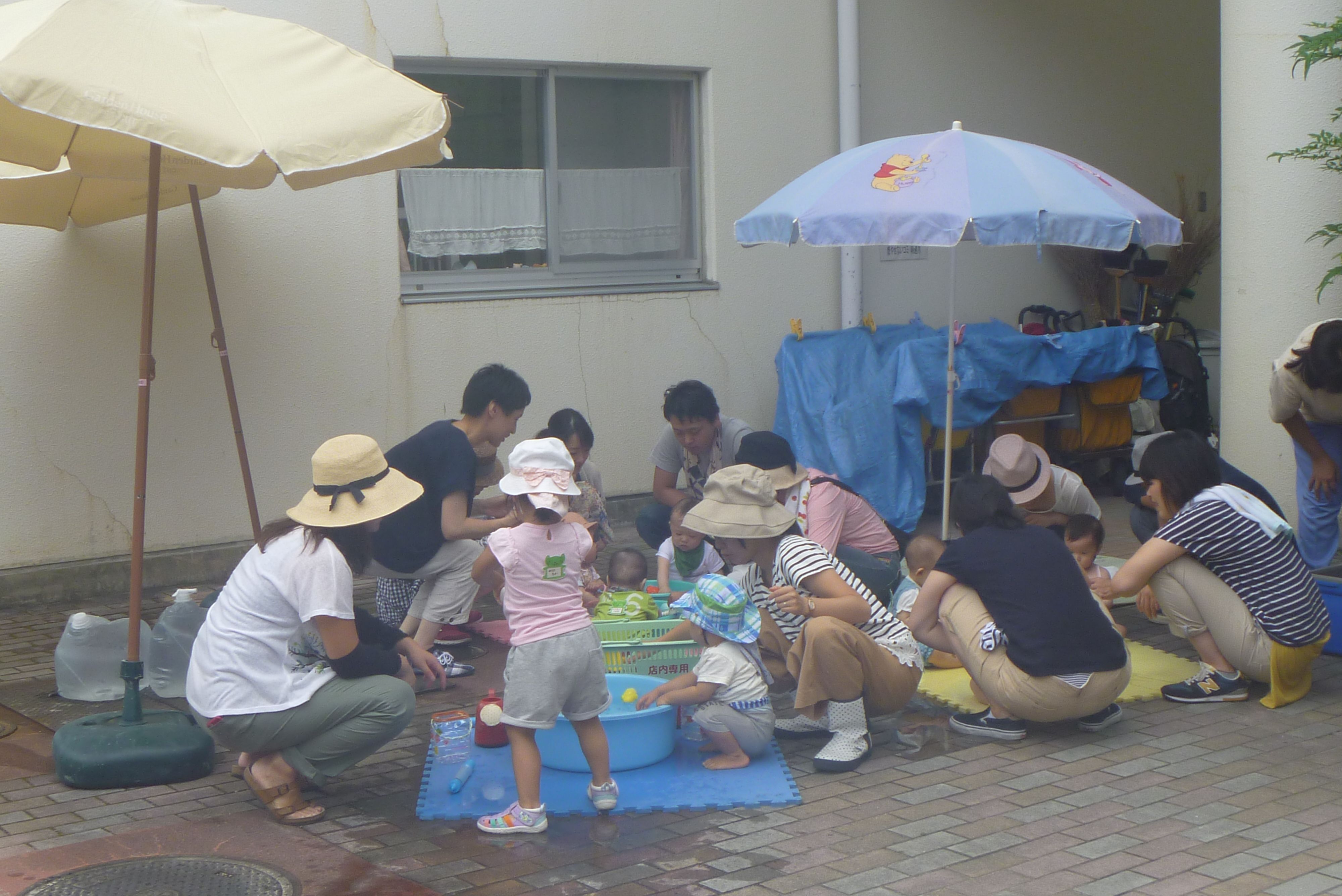 0~2歳児の未就園児親子が水遊びをしている