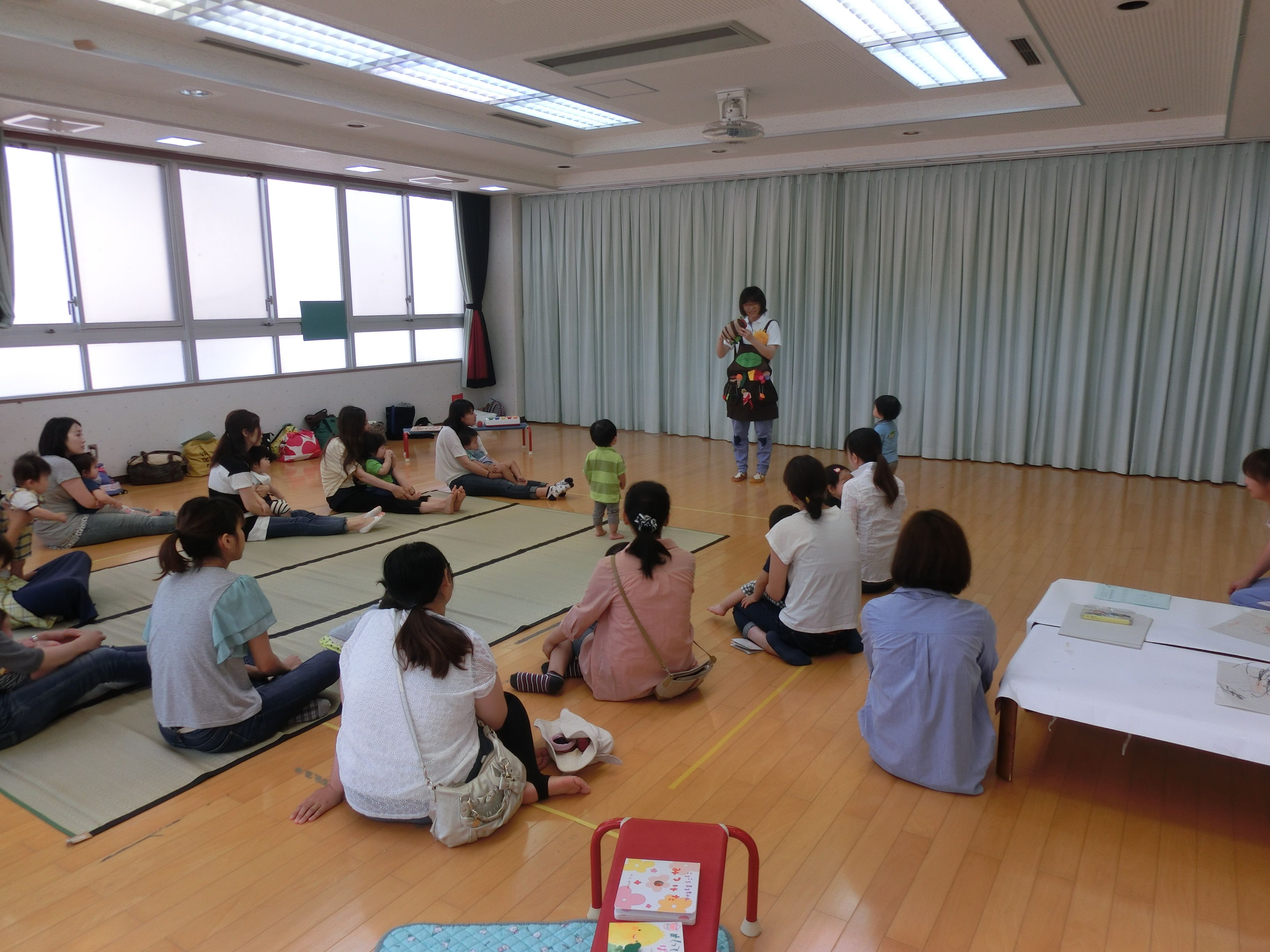 0~2歳児の未就園児親子がリズム室で一緒にふれあい遊びをしている